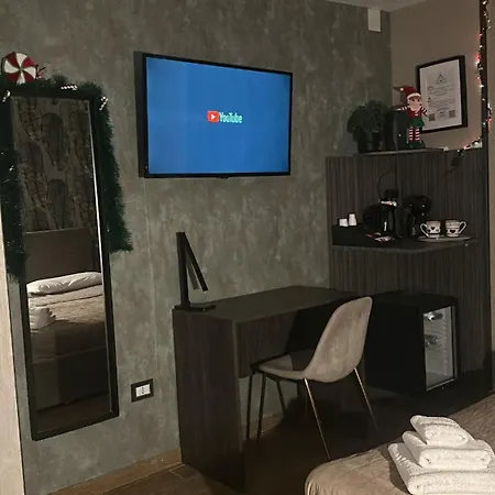Chris Apartment *