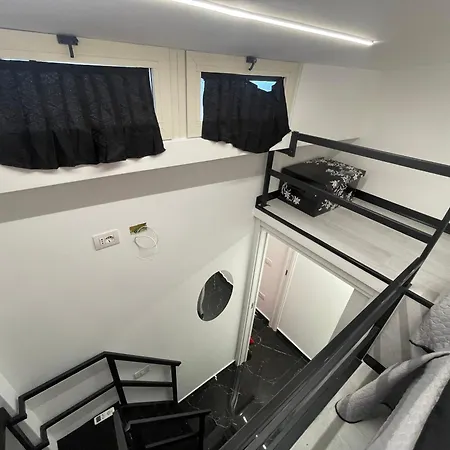 ゲストハウス Lux House Airport ナポリ