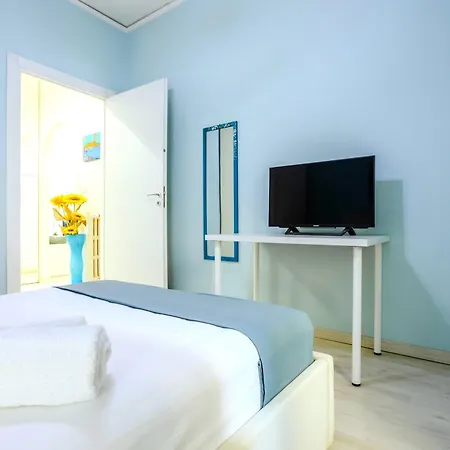 Apartamento Hostly - Vittoria House - Near The Center With Private Parking Nápoles