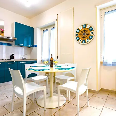 Apartamento Hostly - Vittoria House - Near The Center With Private Parking Nápoles