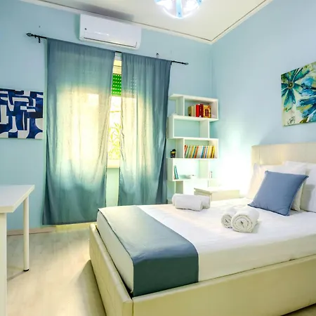 Apartamento Hostly - Vittoria House - Near The Center With Private Parking Nápoles