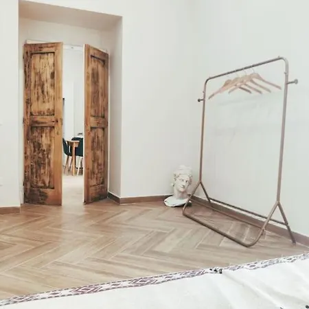Scio' Apartment-centro Storico- Naples