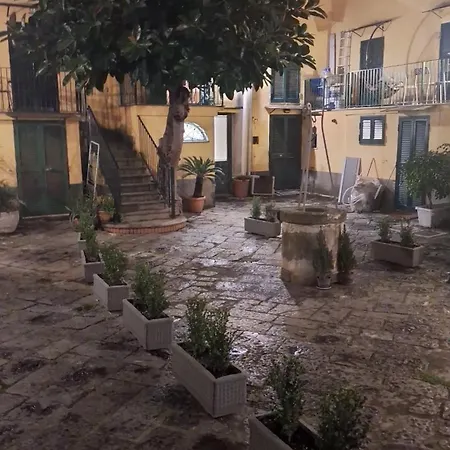 Il Chiostro A Chiaia * Naples