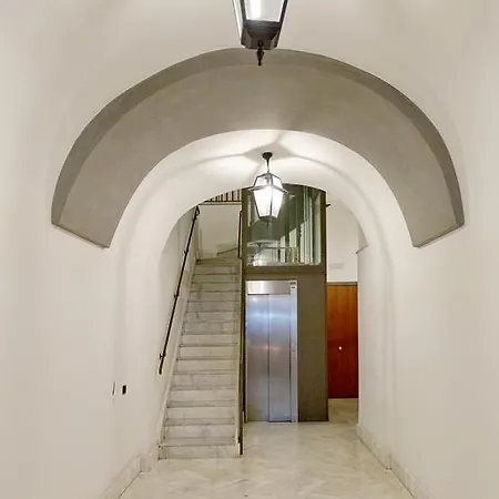 Konukevi Chiaia 32