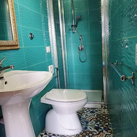 Goldencube Guest house *