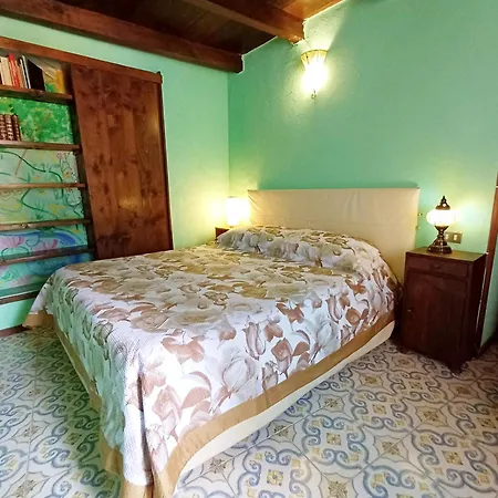 Goldencube Guest house *