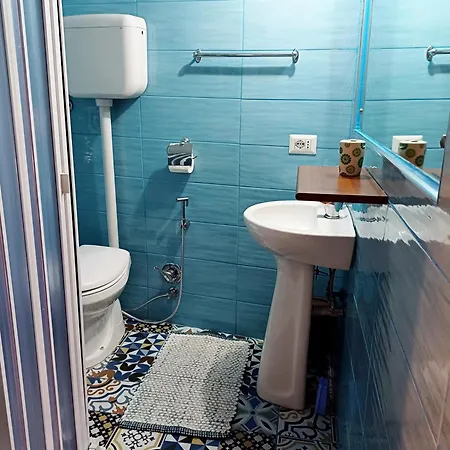 Goldencube Guest house *