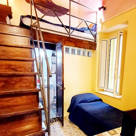 Goldencube Guest house *