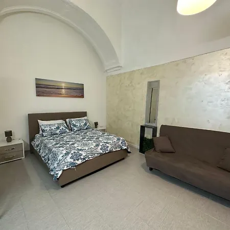 Portico House 17 *