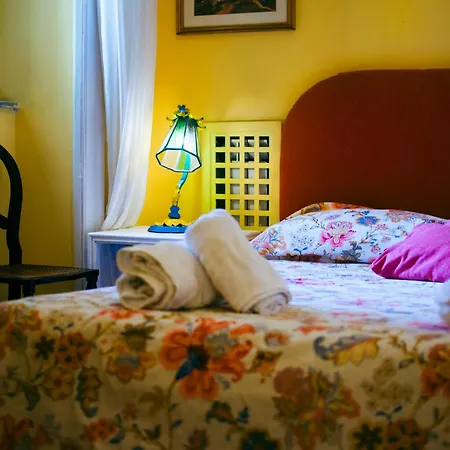 Guest house Ma Maison Shared In Chiaia 1 *