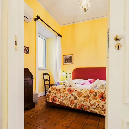 Guest house Ma Maison Shared In Chiaia 1 Naples