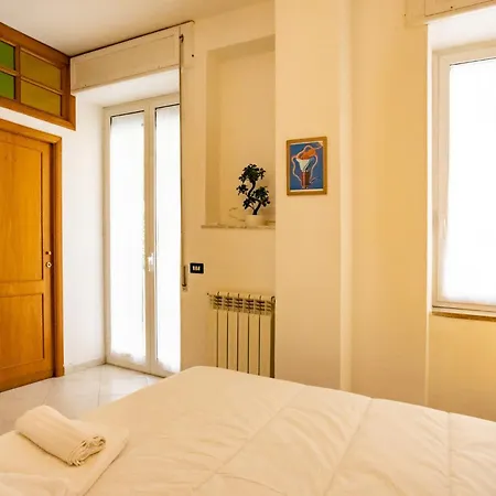 Apartment Via Mezzocannone 97 Naples