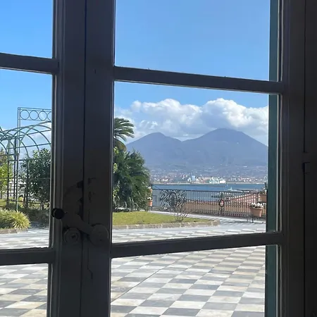 Casetta Piazza Plebiscito * Naples