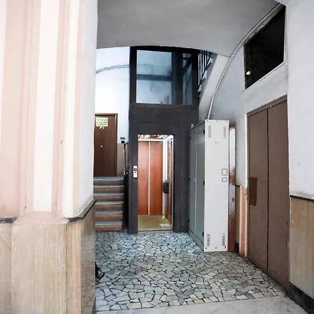 Apartment Track Station - With Netflix Naples