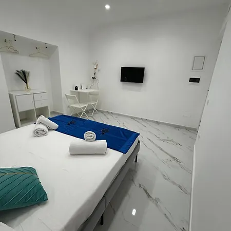 Sanfeliceguestroom Bed & Breakfast *