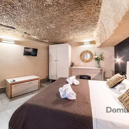 La Casa Nel Tufo By Domusextra * Naples