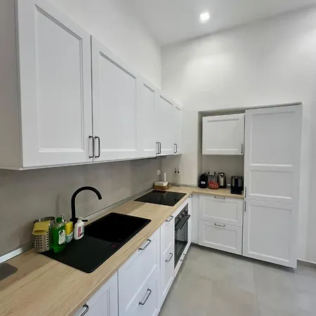 Elegant Vomero Hideaway - Family Friendly Apartment *