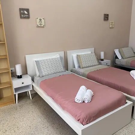 Apartment In - Lovely Near The Airport *