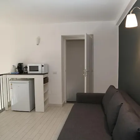 Resta Cu Mme A Chiaia Apartamento