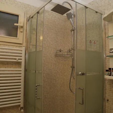 Resta Cu Mme A Chiaia Apartamento