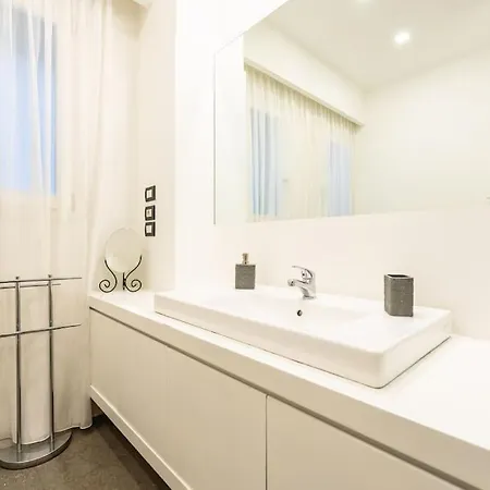 Chiaia-piazza Amedeo Close Metro Station And Sea Apartment *