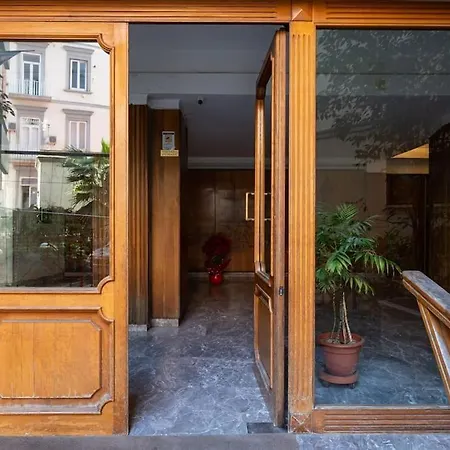 Chiaia-piazza Amedeo Close Metro Station And Sea Apartment