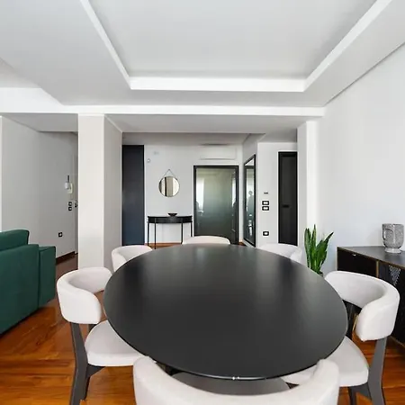 Chiaia-piazza Amedeo Close Metro Station And Sea Apartment