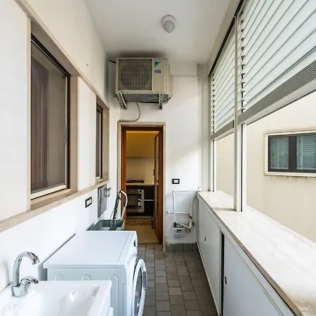 Chiaia-piazza Amedeo Close Metro Station And Sea Apartment *