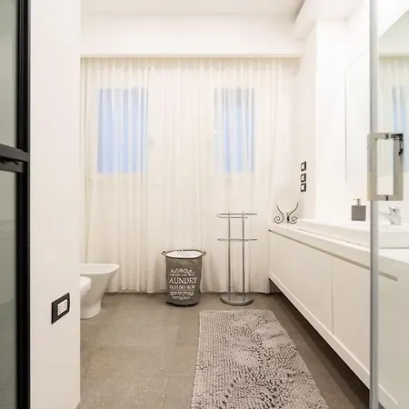 Apartment Chiaia-piazza Amedeo Close Metro Station And Sea