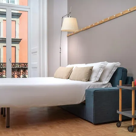 Piazza Bellini & Hotel 3*