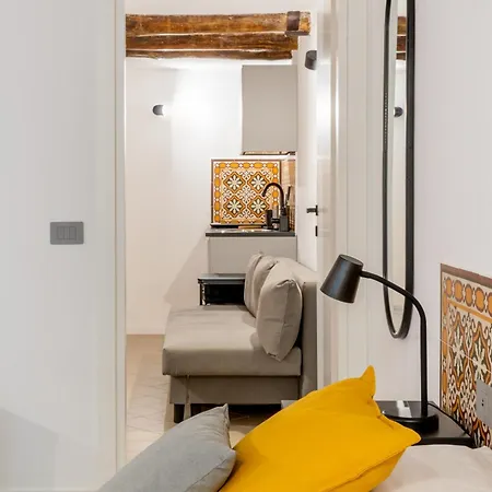 Tra I Vicoli Di Napoli, La Olivella Design E Apartment