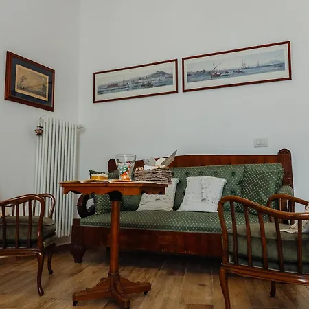 Lo Specchio Dei Papiri Bed & Breakfast *