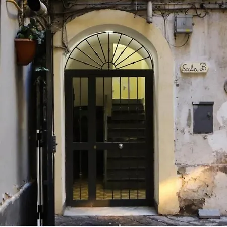 Monteoliveto 2* نابولي