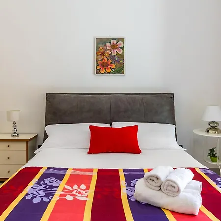 Apartment Red Comfort Flat Near Garibaldi Station *