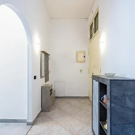 Red Comfort Flat Near Garibaldi Station Apartment