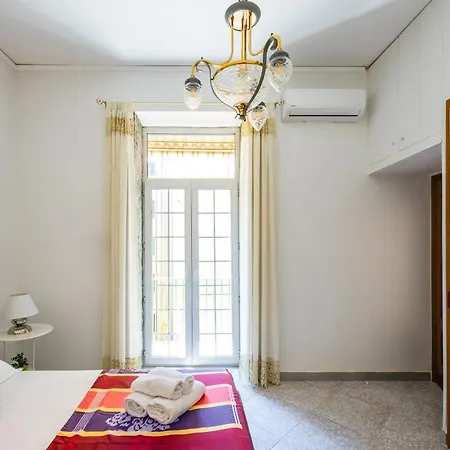 Red Comfort Flat Near Garibaldi Station Apartment Naples