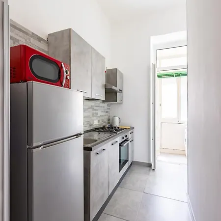Red Comfort Flat Near Garibaldi Station Apartment