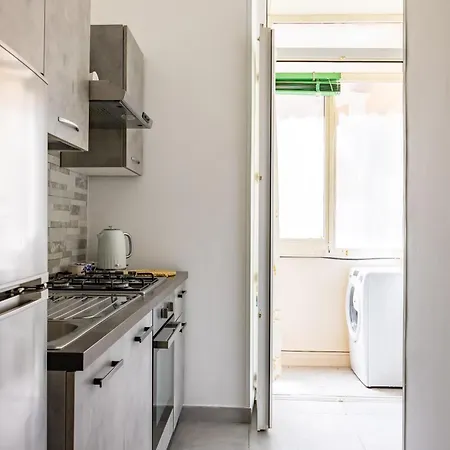 Red Comfort Flat Near Garibaldi Station Naples