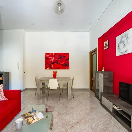 Red Comfort Flat Near Garibaldi Station