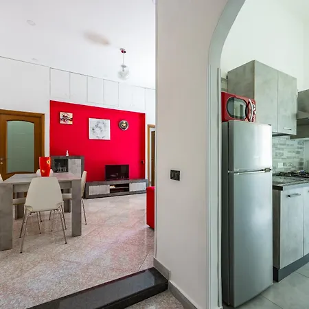Red Comfort Flat Near Garibaldi Station Apartment
