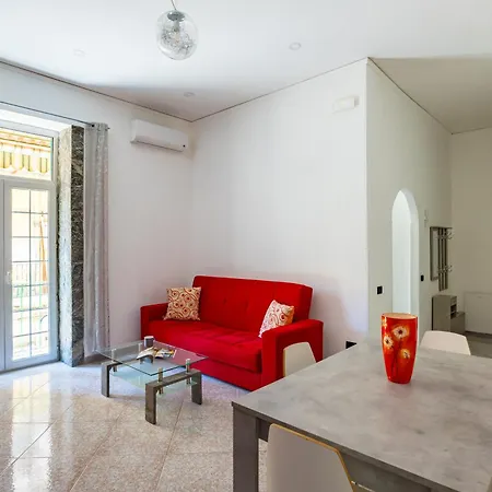 Red Comfort Flat Near Garibaldi Station *