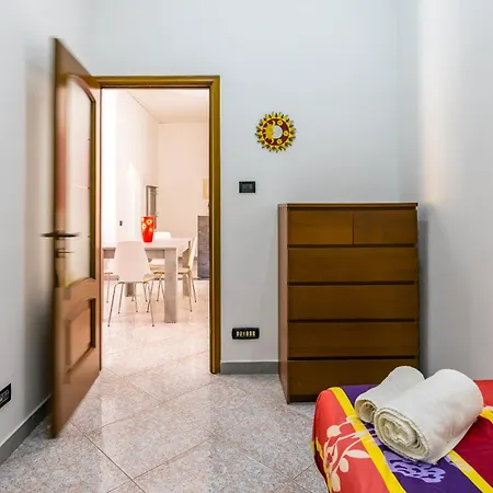 Apartment Red Comfort Flat Near Garibaldi Station