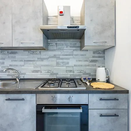 Red Comfort Flat Near Garibaldi Station Apartment *