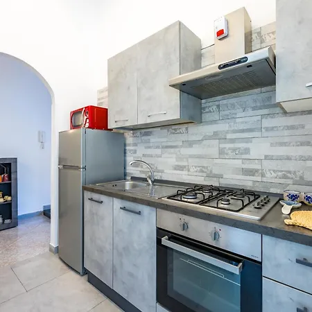 Red Comfort Flat Near Garibaldi Station *