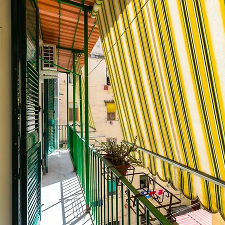 Red Comfort Flat Near Garibaldi Station Apartment