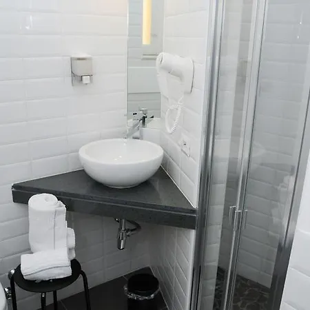 Maison Du La Metro Bed & Breakfast 3*
