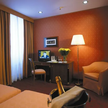 Ramada By Wyndham Hotel Neapol