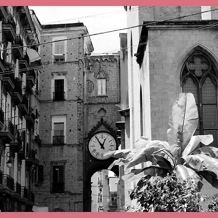 La Storia Di Naples