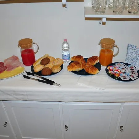 Chiaia 216 Bed & Breakfast 2*