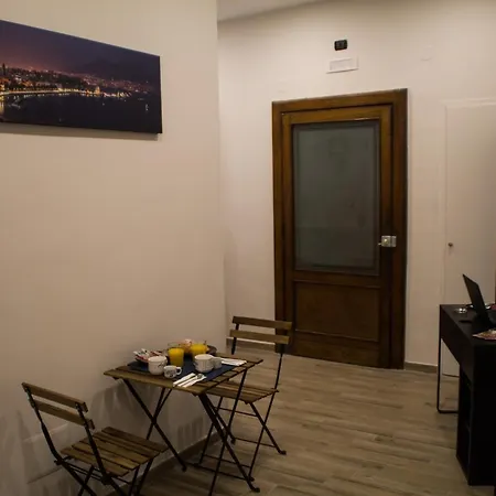 Interno 10 Cavour Couette-café Naples